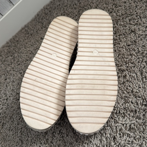 Women’s Slides Sz 7 - Picture 3 of 3